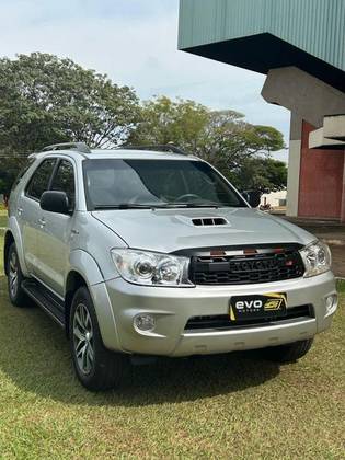 TOYOTA HILUX 3.0 SRV 4X4 CD 7 LUGARES 16V TURBO INTERCOOLER DIESEL 4P AUTOMÁTICO TOYOTA HILUX 3.0 SRV 4X4 CD 7 LUGARES 16V TURBO INTERCOOLER DIESEL 4P AUTOMÁTICO
